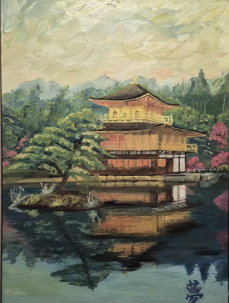 Een schilderij van de  traditionele Gouden Japanse tempel te Kyoto omringd door bomen en bloemen, weerspiegeld in een rustig meer.